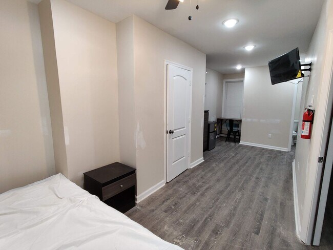 Building Photo - 5535 Crowson St