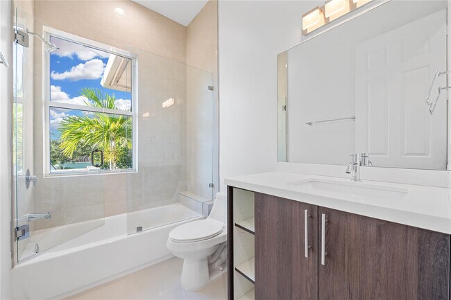 Building Photo - 324 SW 14th Ct