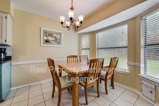 Building Photo - 617 Main St