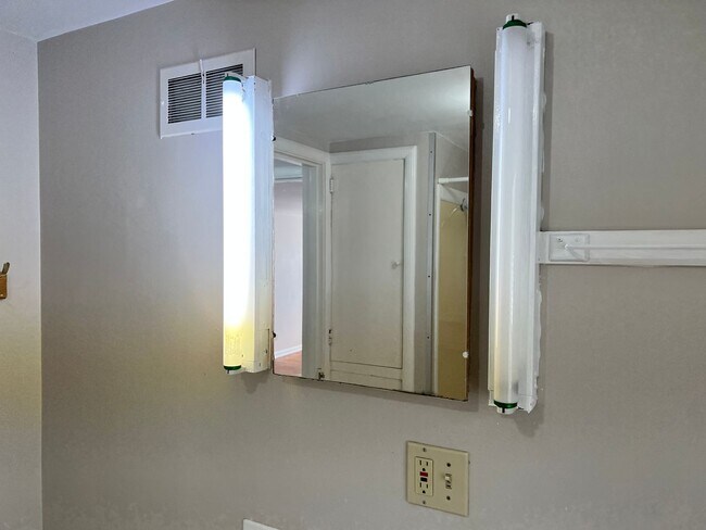 Building Photo - Beautiful 5 Bed House Perfectly Located Just 1 block from KSU!