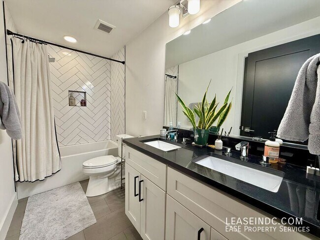 Building Photo - 1719 D St NE