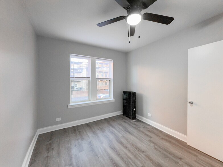 Building Photo - 4031 N Kenmore Ave