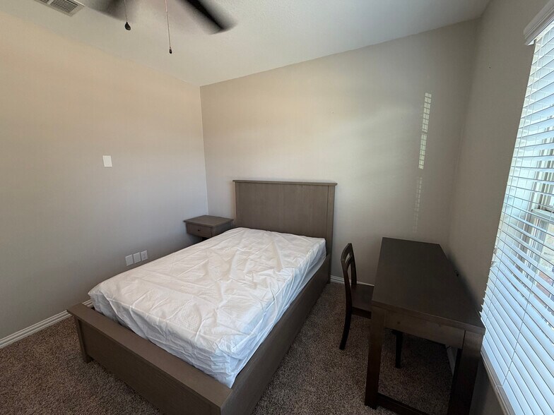 Building Photo - Room in House on Zanna Grace Way
