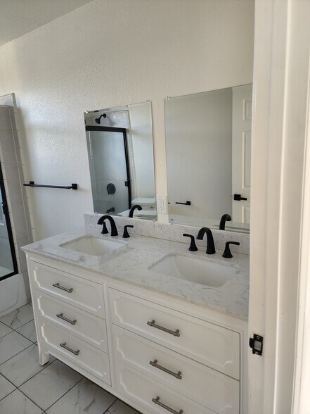 Building Photo - 2134 S Cloverdale Ave