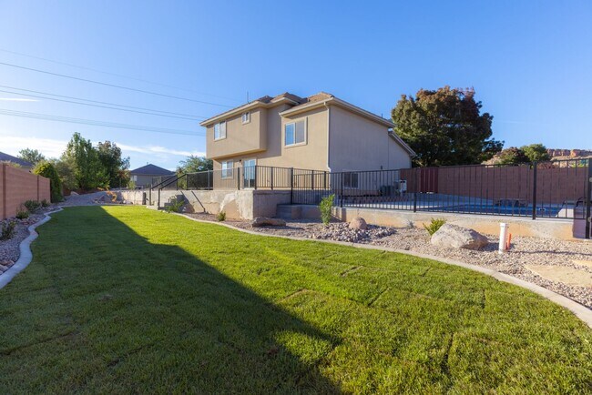 Building Photo - Darling home in desirable Little Valley with a PRIVATE POOL!