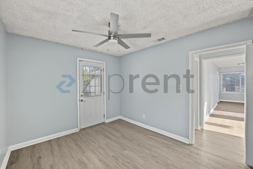 Building Photo - Unit