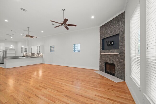 Building Photo - 206 Burr St