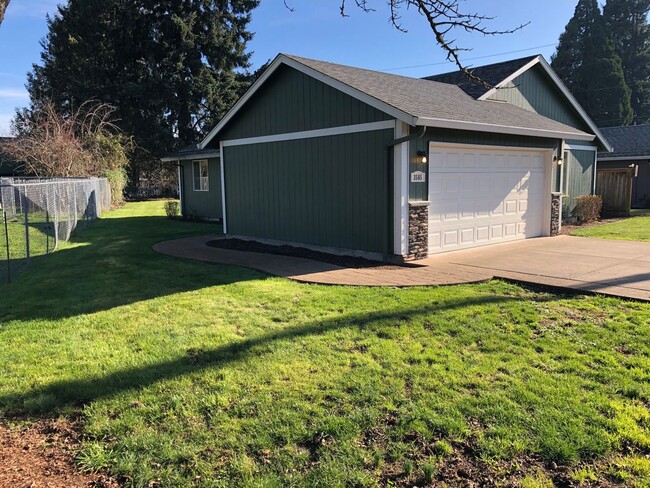 Building Photo - Updated 3 bedroom 2 bath house in Eugene!
