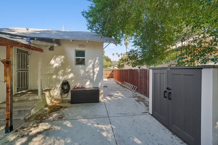 Building Photo - 379 W 19th St