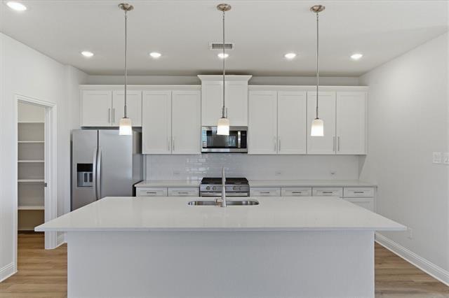 Building Photo - 2020 Beeflower St