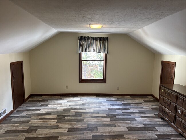 Building Photo - 18 Bender St NE