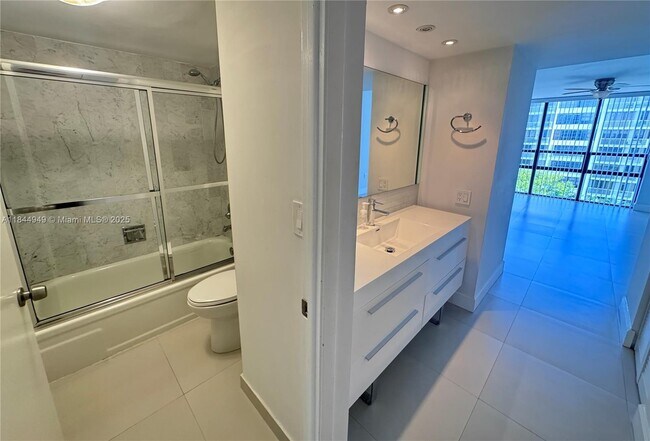 Building Photo - 1450 Brickell Bay Dr