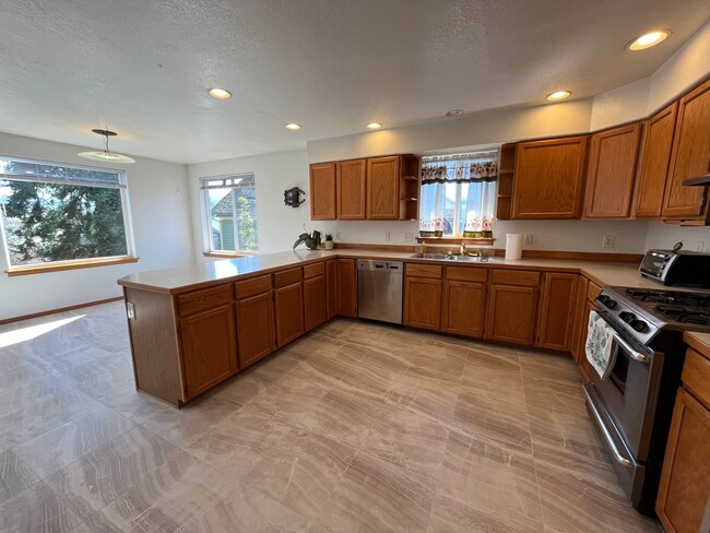 Building Photo - 3 bed, 2 bath Home in Lettered Streets wit...