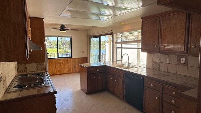 Building Photo - Beautiful Waterfront on Lake San Marcos!