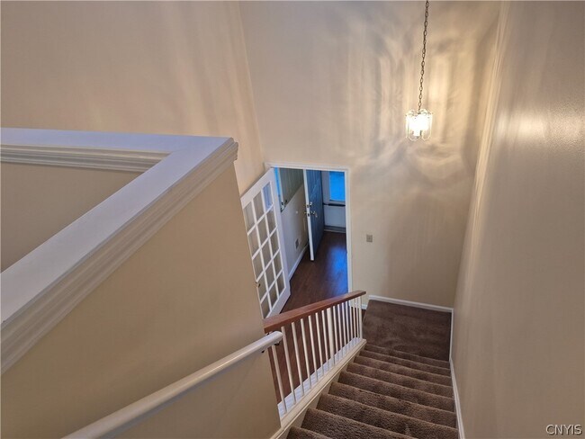 Building Photo - 435 Summerhaven Dr N