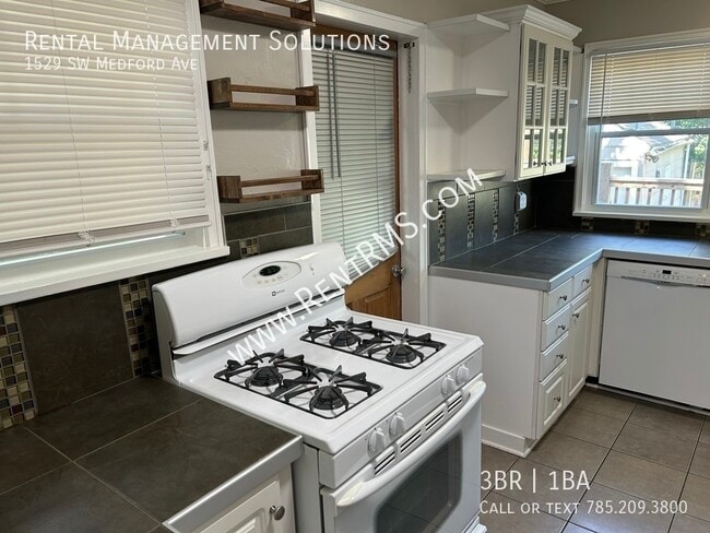 Building Photo - 1529 SW Medford Ave