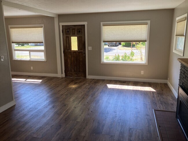 Building Photo - Cozy Three Bedroom Home in South Salem