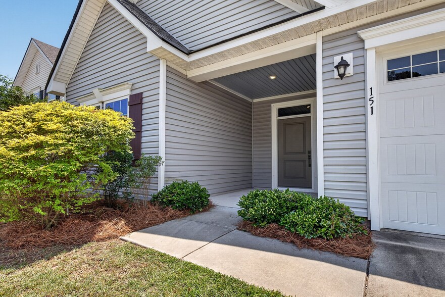 Building Photo - 151 Country Oaks Ln