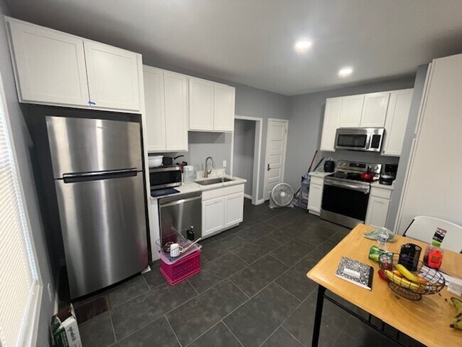 Building Photo - Spacious 3 bed, 1.5 bath duplex