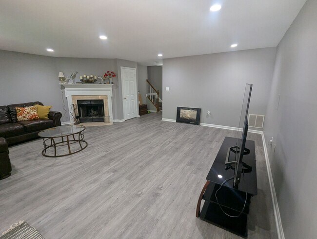 Building Photo - Beautiful 3 level END UNIT townhouse that ...