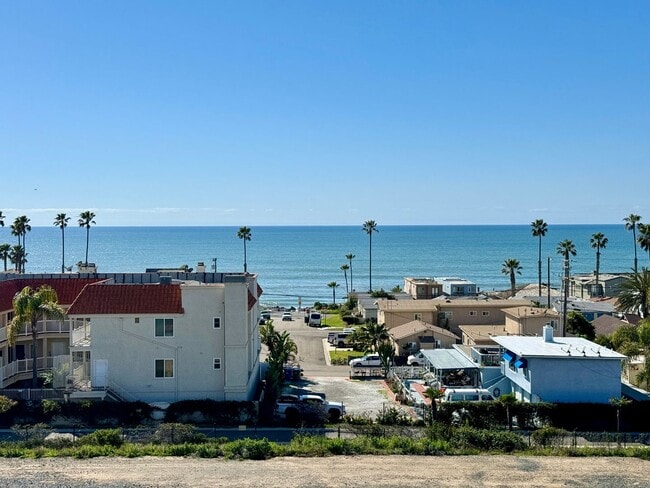 Building Photo - Stunning 3B/2.5BA Townhome in Oceanside fo...