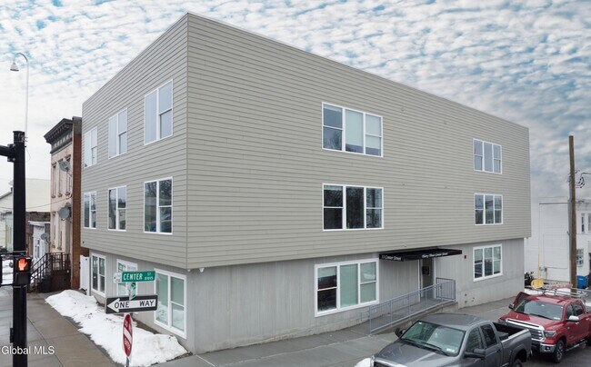 Building Photo - 33 Centre St