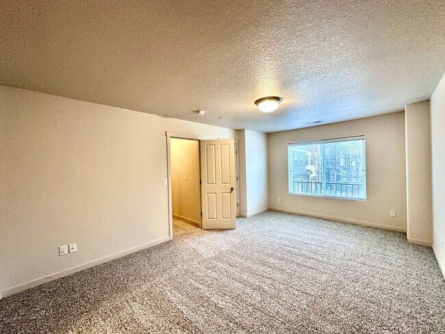 Building Photo - Beautiful 3 Bd 2.5 Ba Town Home by Vancouver Mall