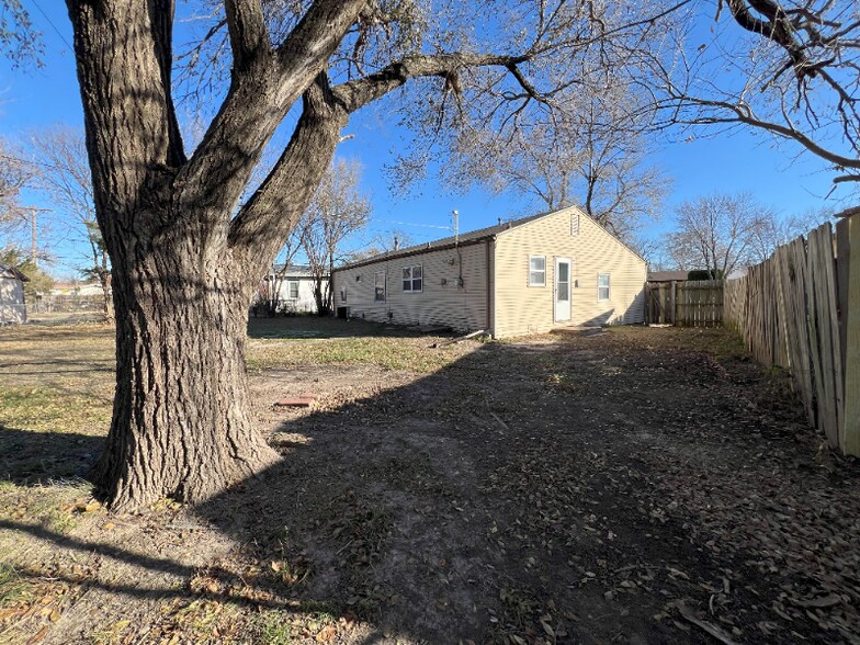 Building Photo - 1722 W Regal St