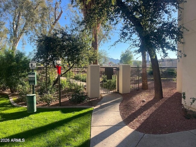 Building Photo - 750 E Northern Ave