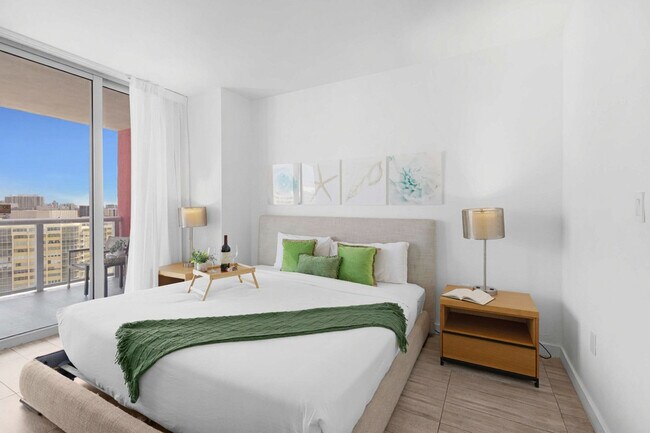 Building Photo - 2602 E Hallandale Beach Blvd