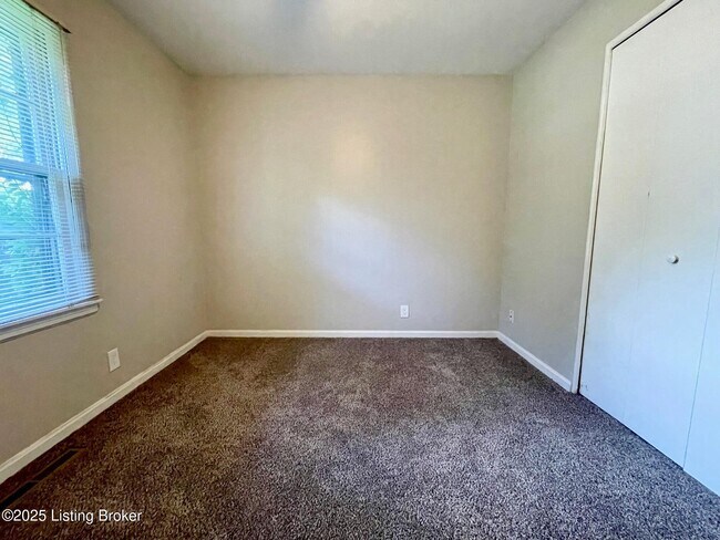 Building Photo - 2421 Ridgeview Ave
