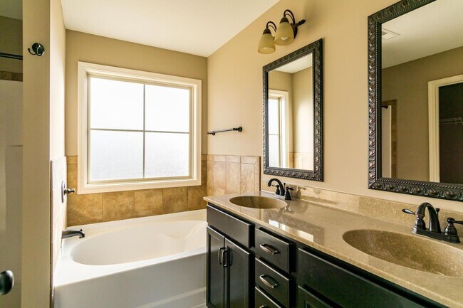 Building Photo - Pet Friendly Three Bedroom with Bonus!