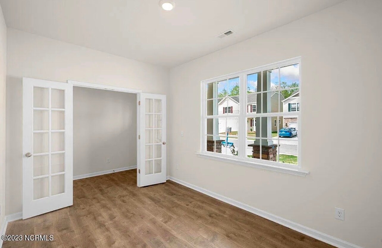 Building Photo - 1227 Middlecrest Dr