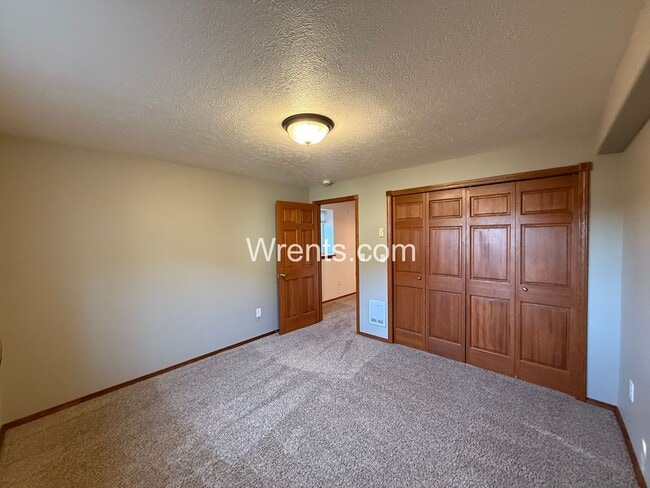 Building Photo - Beautiful 5-mile prairie home! Available now!