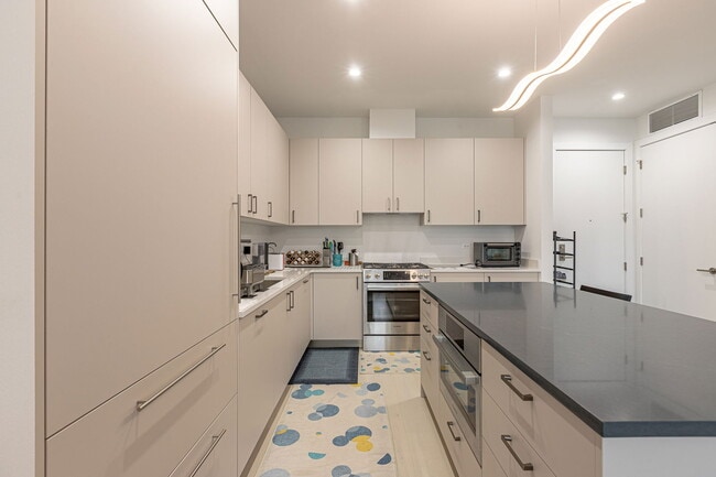 Building Photo - 1701 W Webster Ave