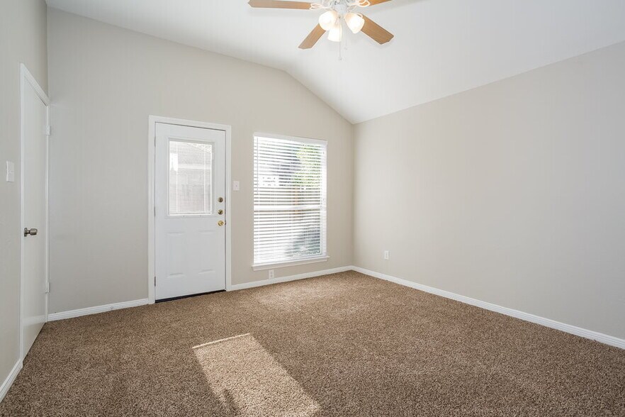 Building Photo - 19523 Lake Hollow Ln