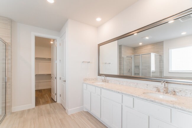 Building Photo - 11 Mariposa Wds Dr