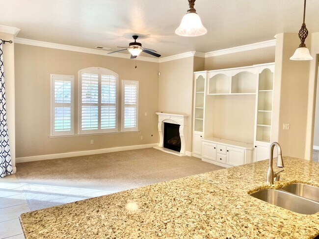 Building Photo - Beautiful 3-Bed, 2-Bath Near Sanger West High School