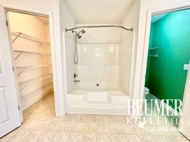 Building Photo - Spacious 3 bd/2 ba Open Floor Plan Home fo...