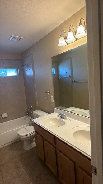 Building Photo - 11490 La Grange Dr