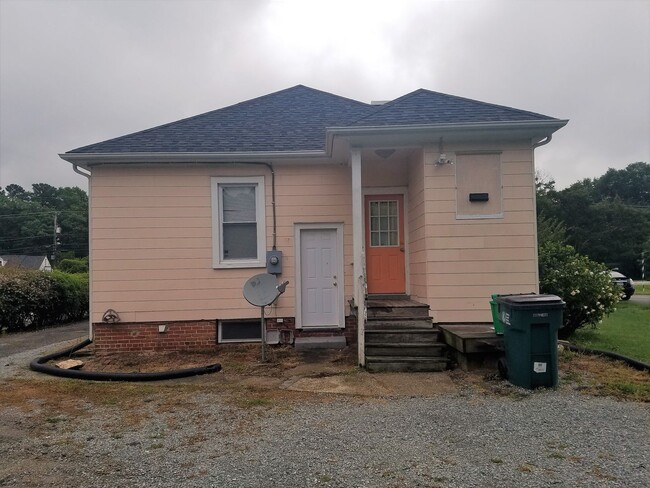 Building Photo - Well maintained 2 bedroom bungalow on Stap...