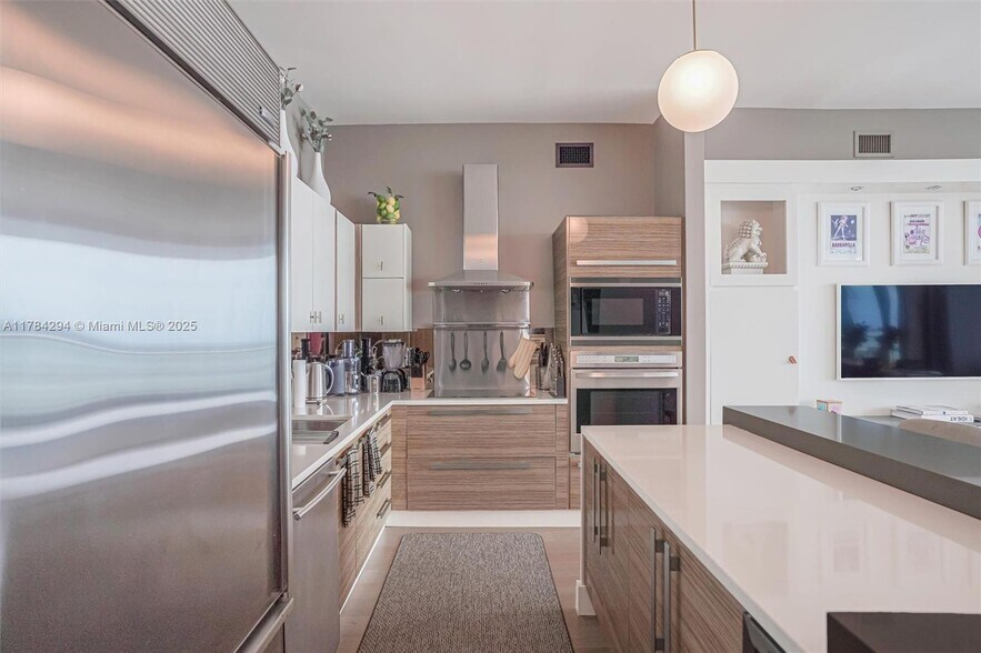 Building Photo - 2020 N Bayshore Dr