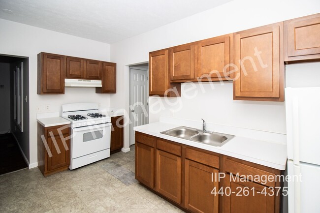 Building Photo - Newly updated 2 bedroom/1 bath in the Lora...