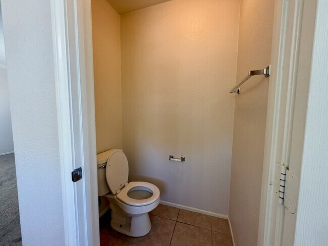 Building Photo - GATED 3 BED 2.5 BATH 1 CAR GARAGE SINGLE FAMILY HOME WITH COMMUNITY POOL
