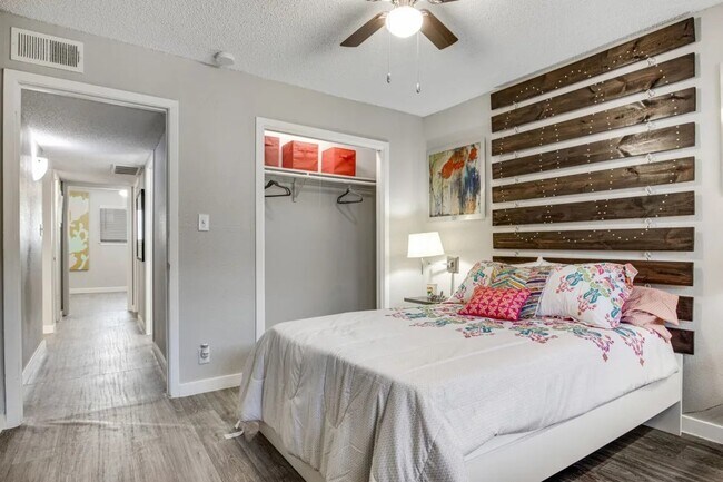 Building Photo - 2101 Burton Dr