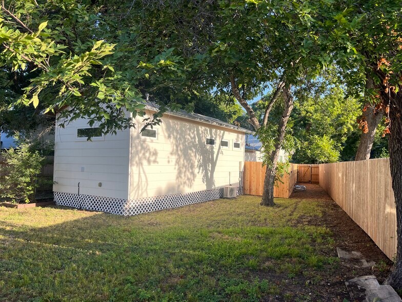 Building Photo - 916 Chote Ave