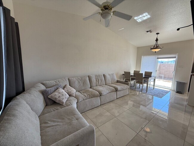 Building Photo - Yuma Meadows Townhouse - Furnished / Unfurnished