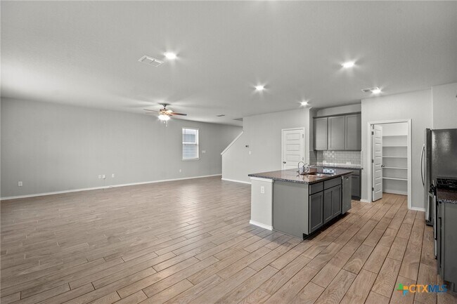 Building Photo - 271 Kinsley Wy