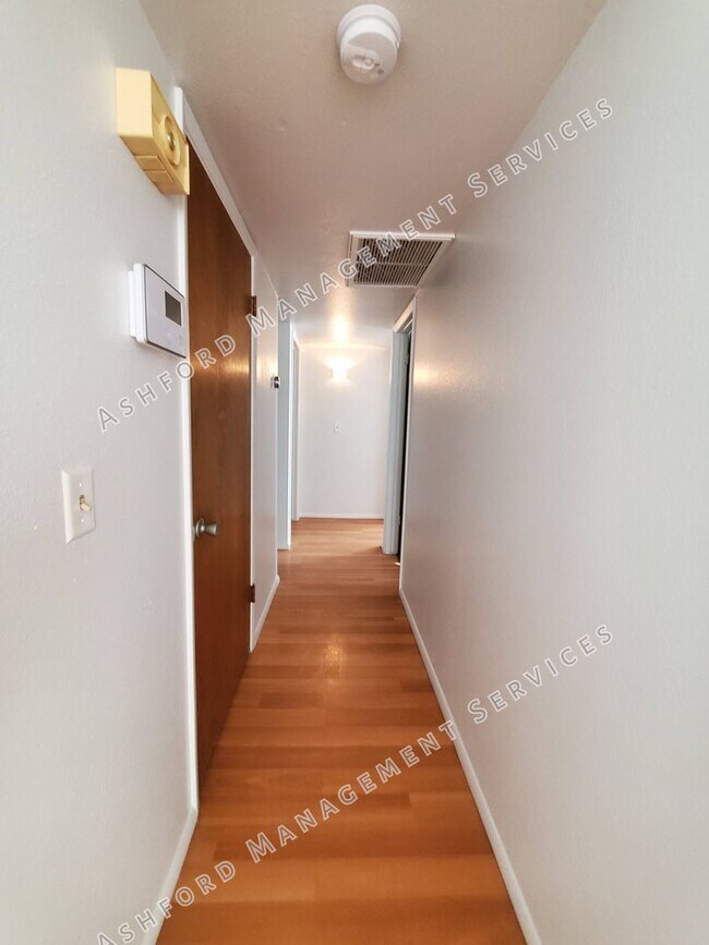Building Photo - 3 BEDROOM HOME WITH HUGE BACKYARD/GARDEN AREA
