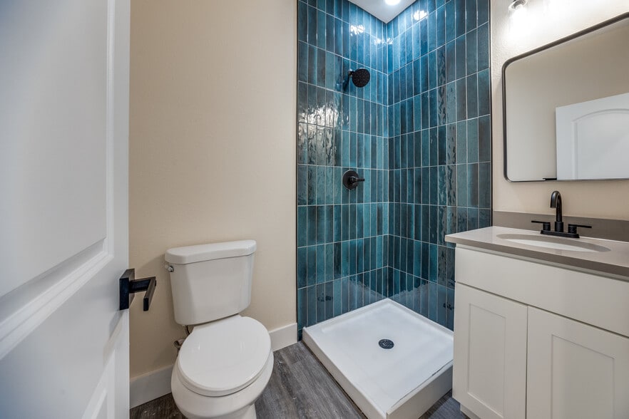 Building Photo - 511 N Davis Dr